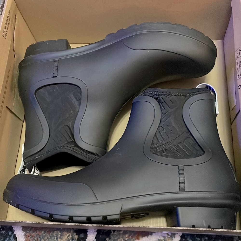 UGG chevonne ankle rain boots.